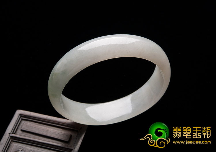 糯冰种略飘花缅甸翡翠A货贵妃镯（55.6-50.7mm）