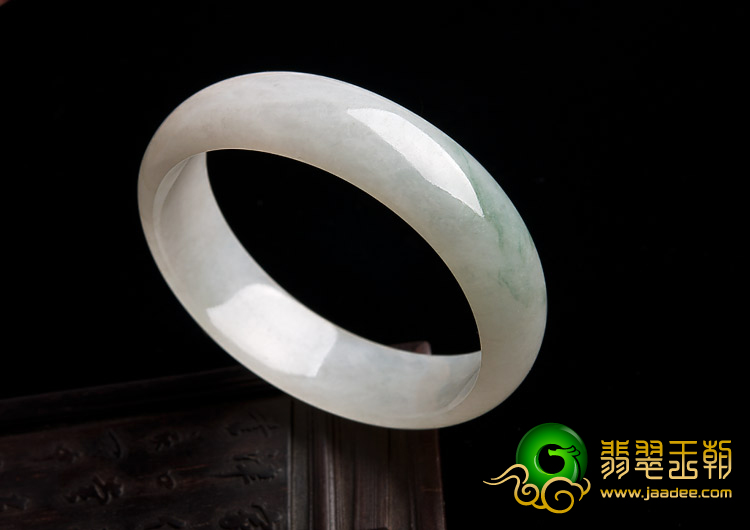 糯冰种略飘花缅甸翡翠A货贵妃镯（55.6-50.7mm）