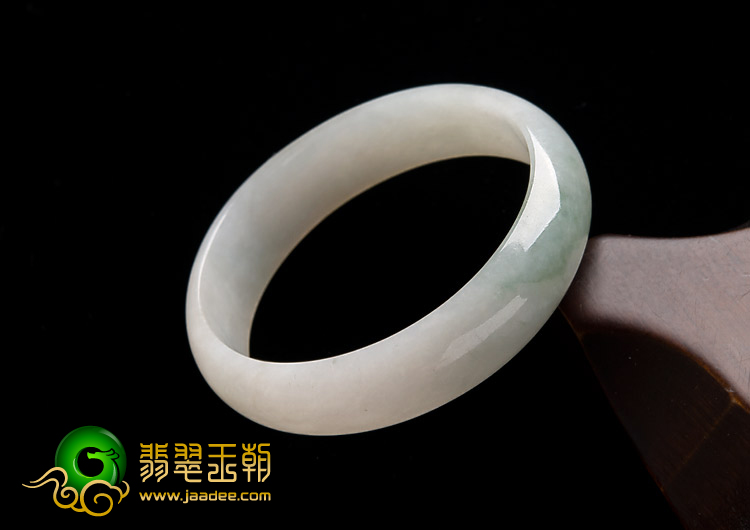 糯冰种略飘花缅甸翡翠A货贵妃镯（55.6-50.7mm）