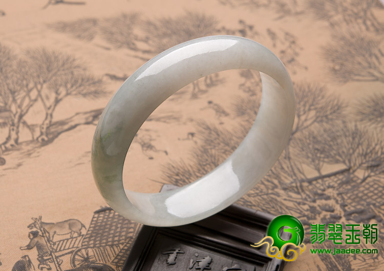 糯冰种略飘花缅甸翡翠A货贵妃镯（55.6-50.7mm）