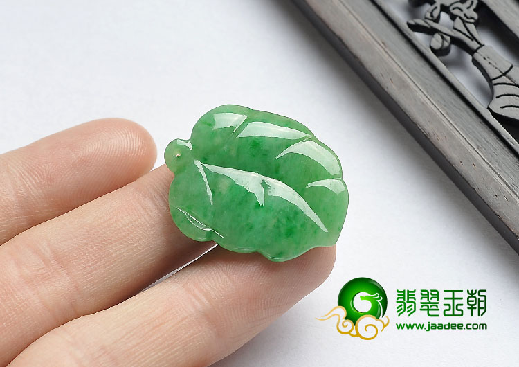 糯冰种翠色缅甸翡翠A货叶子挂件