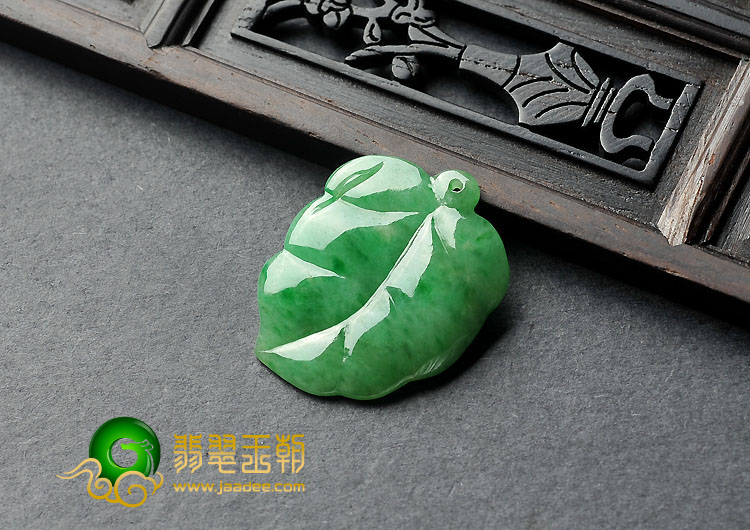 糯冰种翠色缅甸翡翠A货叶子挂件
