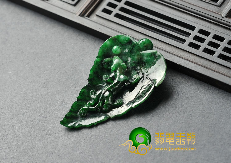 糯冰种癣加绿缅甸翡翠A货一夜成龙挂件