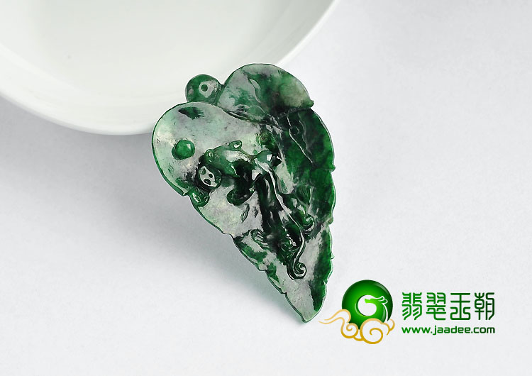 糯冰种癣加绿缅甸翡翠A货一夜成龙挂件
