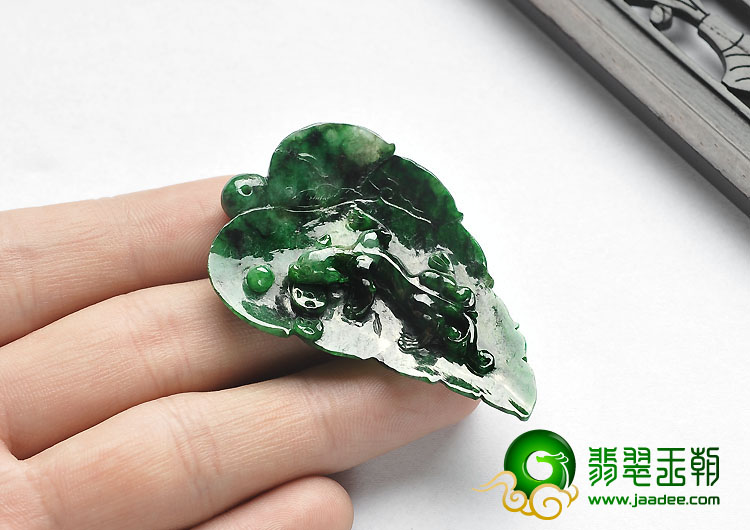 糯冰种癣加绿缅甸翡翠A货一夜成龙挂件