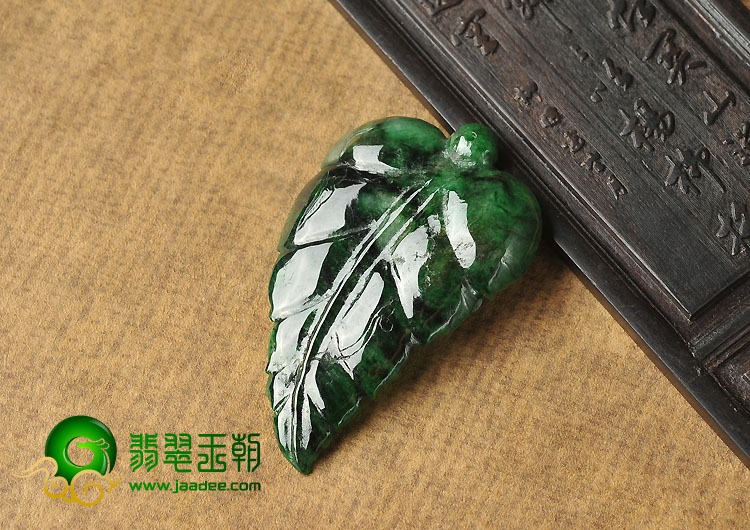 糯冰种癣加绿缅甸翡翠A货一夜成龙挂件