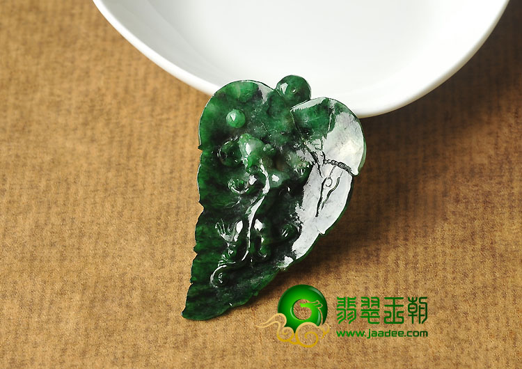糯冰种癣加绿缅甸翡翠A货一夜成龙挂件