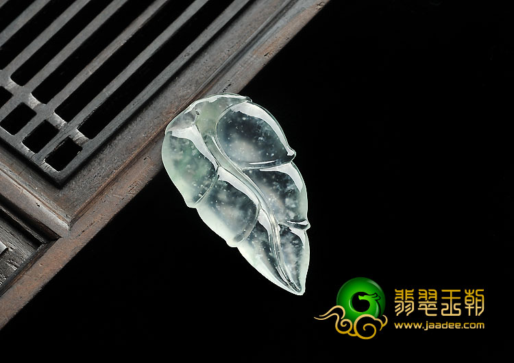 玻璃种略飘花缅甸翡翠A货叶子挂件
