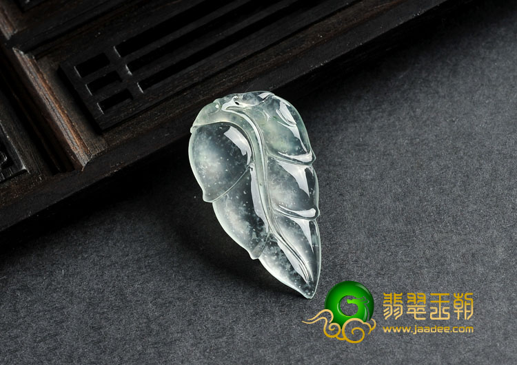 玻璃种略飘花缅甸翡翠A货叶子挂件