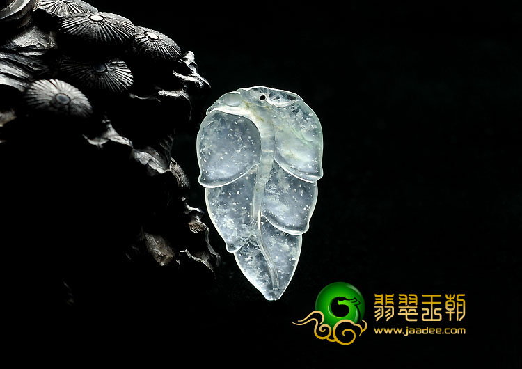 玻璃种略飘花缅甸翡翠A货叶子挂件