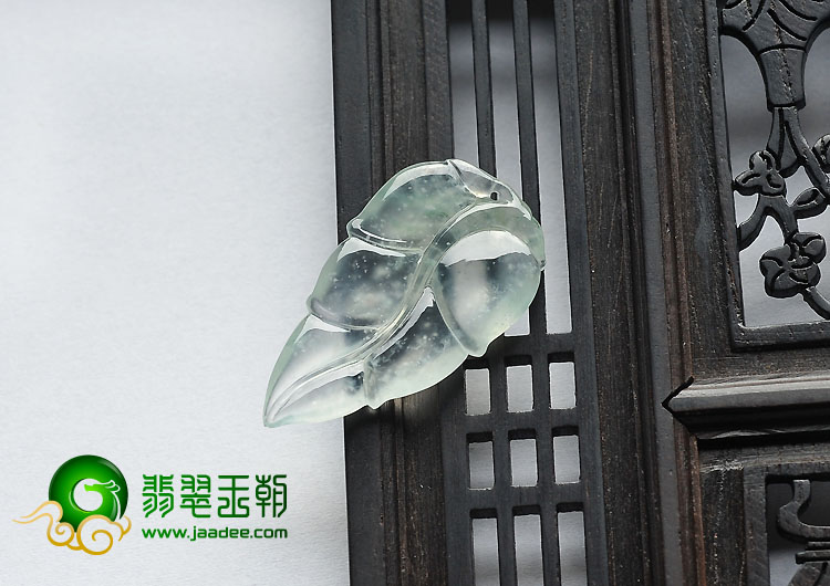 玻璃种略飘花缅甸翡翠A货叶子挂件