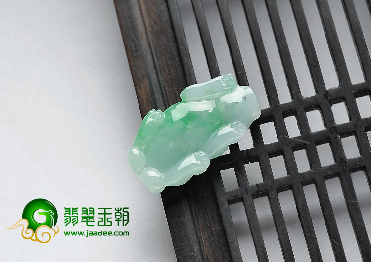 糯冰种翠色缅甸翡翠A货貔貅挂件