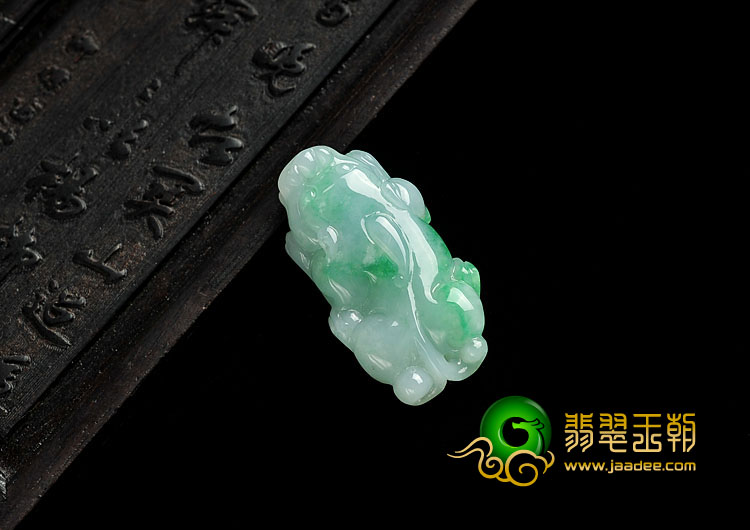 糯冰种翠色缅甸翡翠A货貔貅挂件