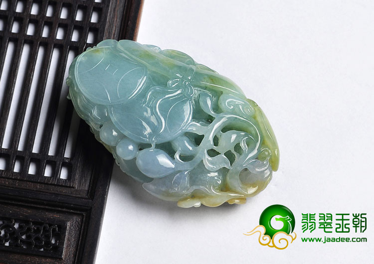 冰种三彩缅甸翡翠A货飞龙挂件