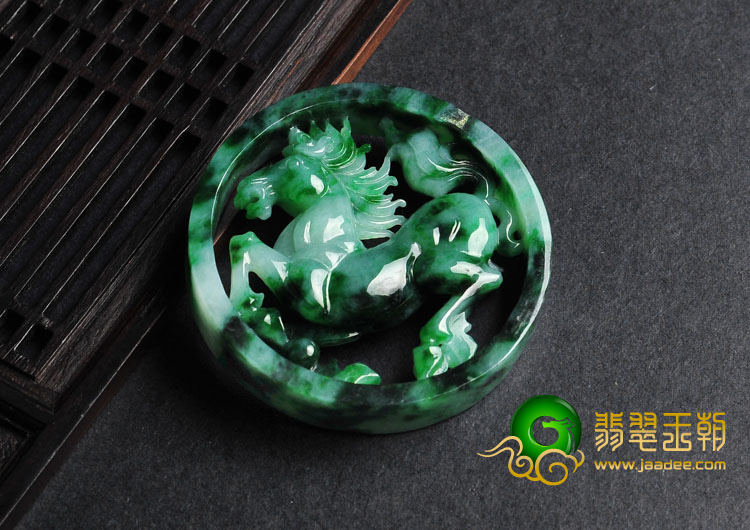 糯冰种癣加绿缅甸翡翠A货马到成功挂件