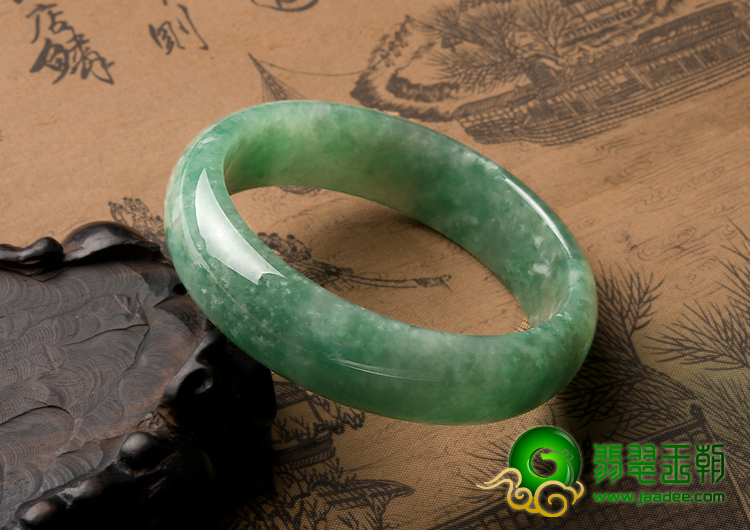 糯冰种翠色缅甸翡翠A货手镯（58mm）