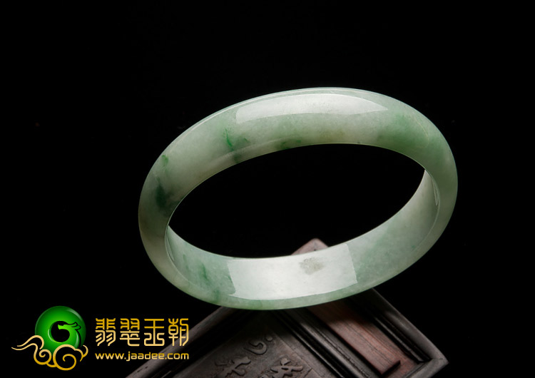 糯冰种飘翠缅甸翡翠A货贵妃镯（56-49mm）