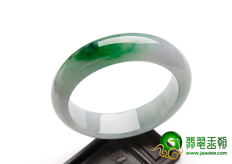 冰种春带彩缅甸翡翠A货手镯（61.6mm）