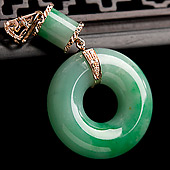 糯冰种翠色缅甸翡翠A货镶金平安扣胸坠（真钻）