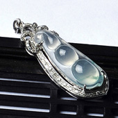 冰玻种略飘花缅甸翡翠A货镶金四季豆胸坠（真钻）