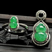 冰种苹果绿缅甸翡翠A货镶白金葫芦胸坠.戒指一套（真钻）