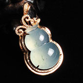 冰种略飘花缅甸翡翠A货镶玫瑰金葫芦胸坠（真钻）