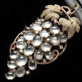 玻璃种缅甸翡翠A货镶玫瑰金葡萄胸坠（真钻）