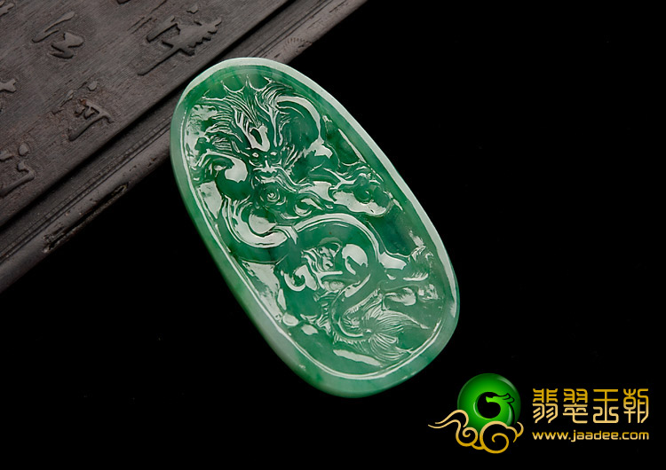 糯冰种翠色缅甸翡翠A货龙牌挂件