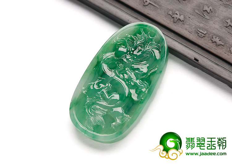 糯冰种翠色缅甸翡翠A货龙牌挂件