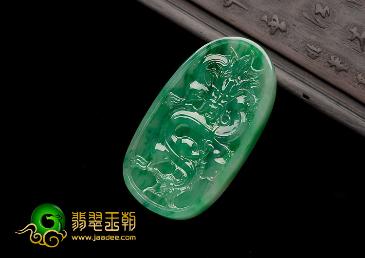 糯冰种翠色缅甸翡翠A货龙牌挂件