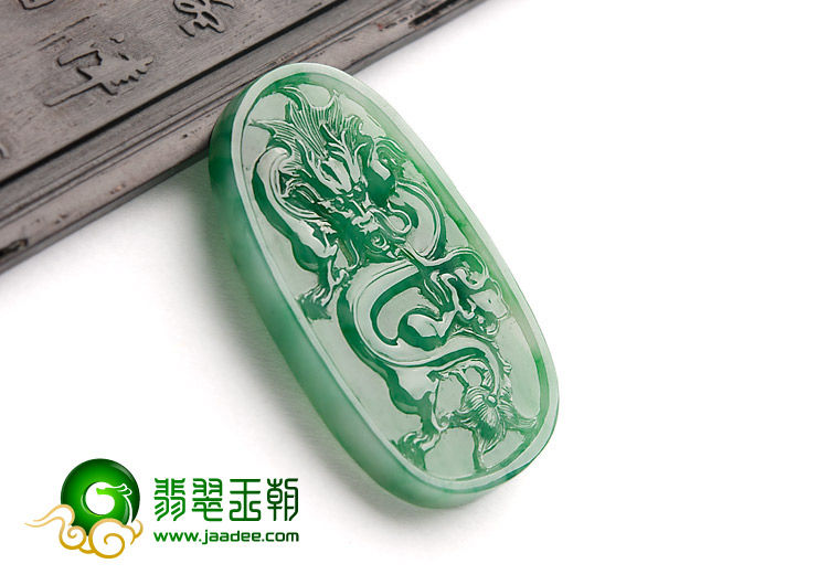糯冰种翠色缅甸翡翠A货龙牌挂件