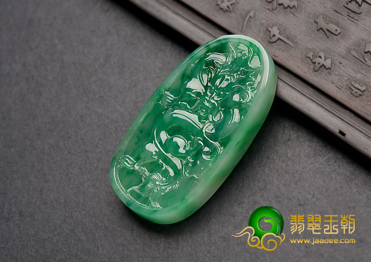 糯冰种翠色缅甸翡翠A货龙牌挂件