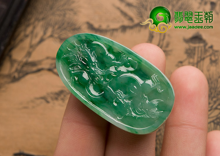 糯冰种翠色缅甸翡翠A货龙牌挂件