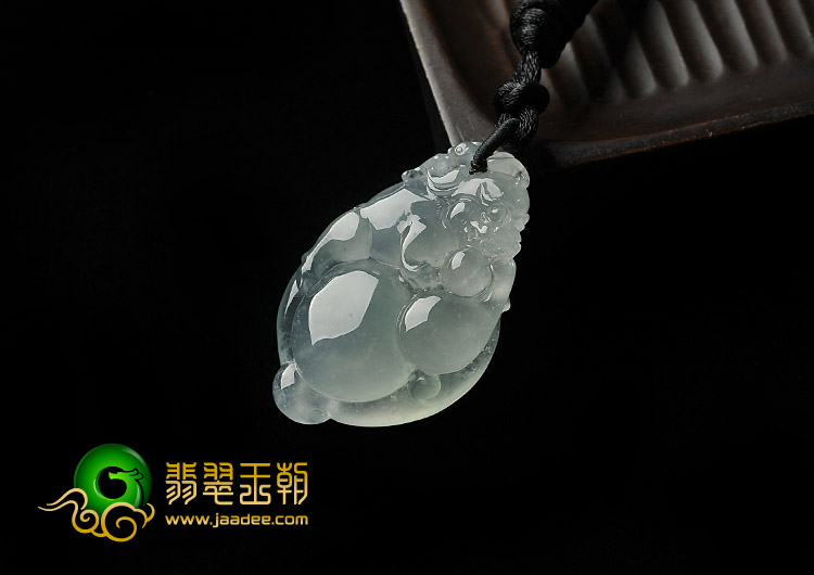 冰玻种淡晴水缅甸翡翠A货貔貅挂件
