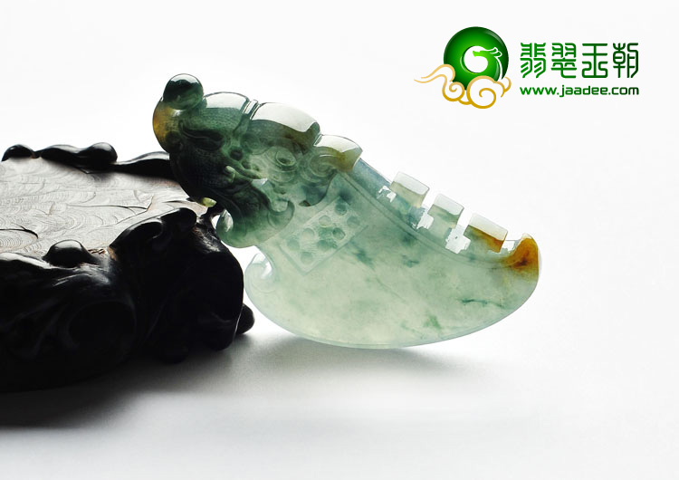 冰种飘花略带黄翡缅甸翡翠A货府中有龙挂件