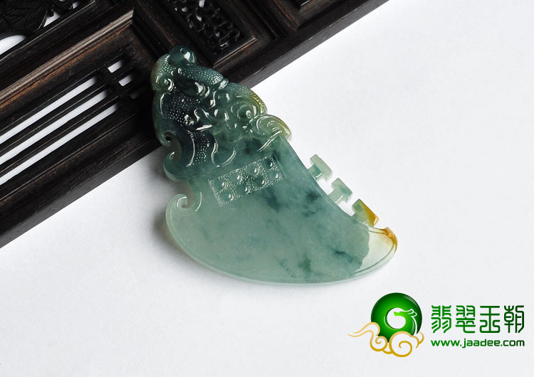 冰种飘花略带黄翡缅甸翡翠A货府中有龙挂件