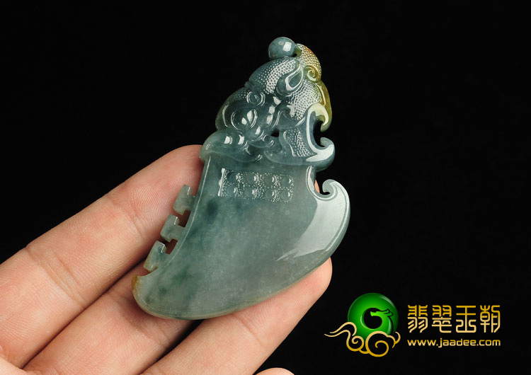冰种飘花略带黄翡缅甸翡翠A货府中有龙挂件
