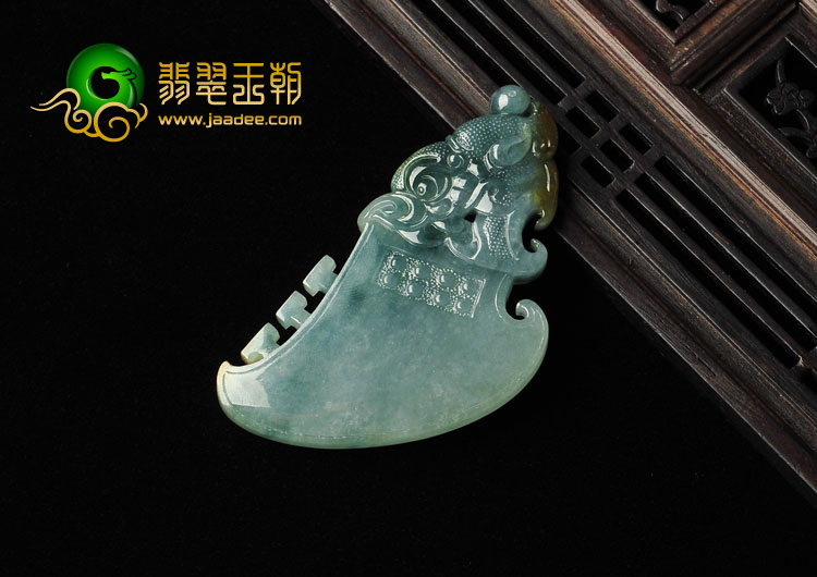 冰种飘花略带黄翡缅甸翡翠A货府中有龙挂件
