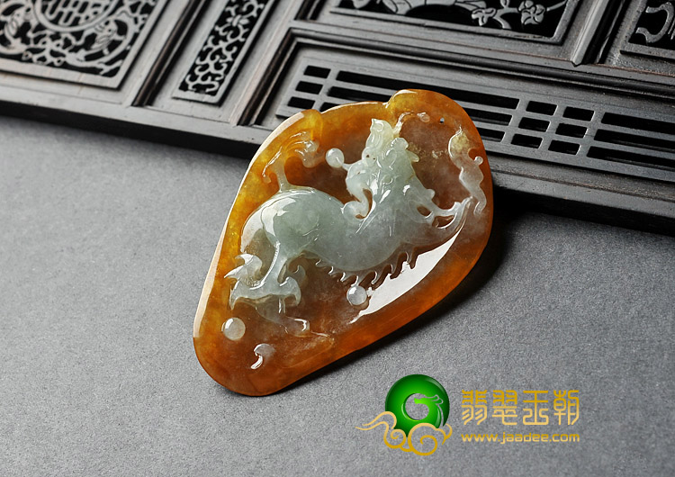 冰种黄翡缅甸翡翠A货仿古龙牌挂件