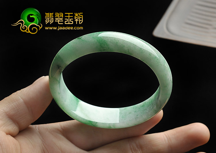 糯冰种淡春带彩缅甸翡翠A货贵妃镯（56.4-50.7mm）