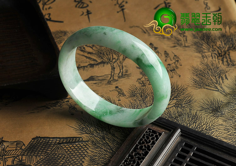 糯冰种淡春带彩缅甸翡翠A货贵妃镯（56.4-50.7mm）