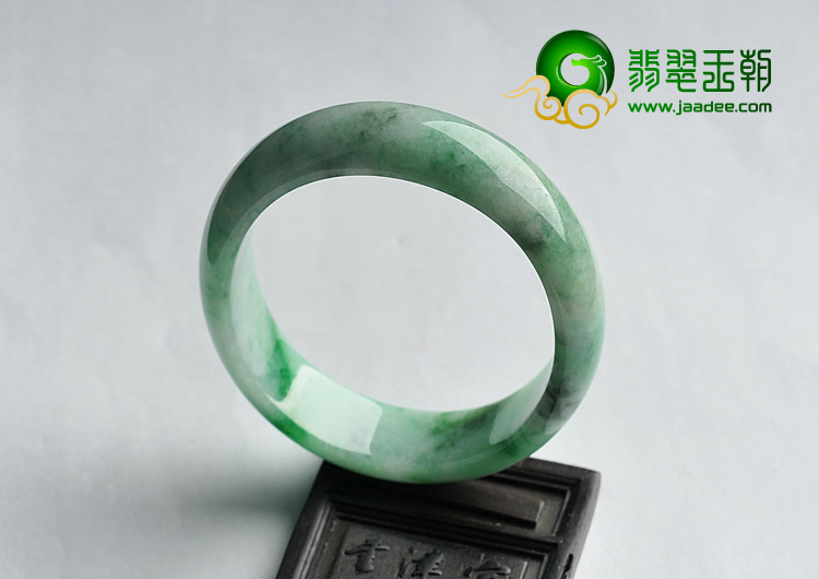 糯冰种淡春带彩缅甸翡翠A货贵妃镯（56.4-50.7mm）