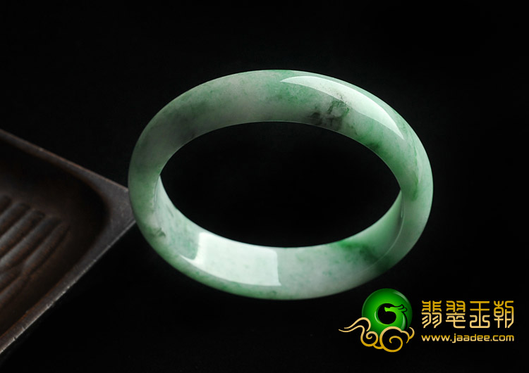 糯冰种淡春带彩缅甸翡翠A货贵妃镯（56.4-50.7mm）