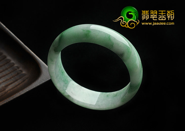 糯冰种淡春带彩缅甸翡翠A货贵妃镯（56.4-50.7mm）