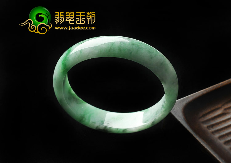 糯冰种淡春带彩缅甸翡翠A货贵妃镯（56.4-50.7mm）