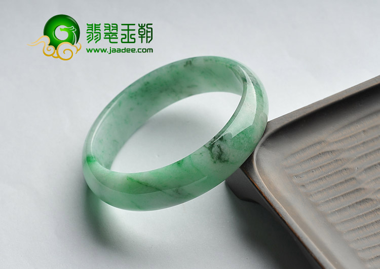 糯冰种淡春带彩缅甸翡翠A货贵妃镯（56.4-50.7mm）