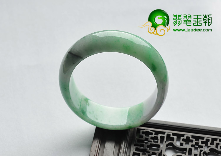 糯冰种春带彩缅甸翡翠A货贵妃镯（55-49.2mm）