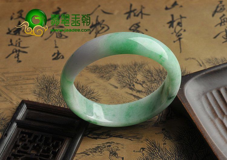 糯冰种春带彩缅甸翡翠A货贵妃镯（55-49.2mm）