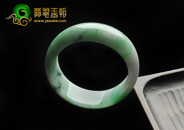 糯冰种春带彩缅甸翡翠A货贵妃镯（55-49.2mm）