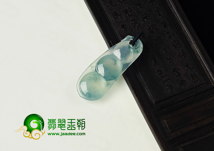 冰种飘花缅甸翡翠A货四季豆挂件